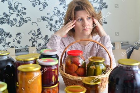 Elisabeth, Betreiberin eines Hofladens, denkt über das Sortiment ihres neuen Onlineshops nach.